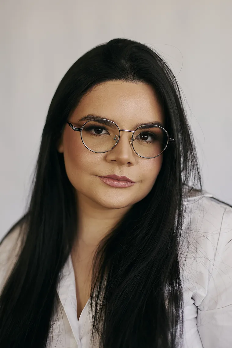 Retrato de Jennifer da Luz Silva, psicóloga, de óculos e camisa branca