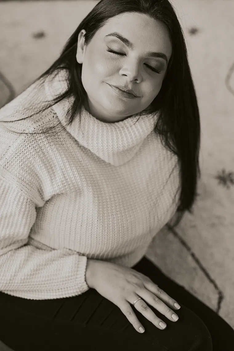 Jennifer da Luz Silva de olhos fechados, com expressão tranquila