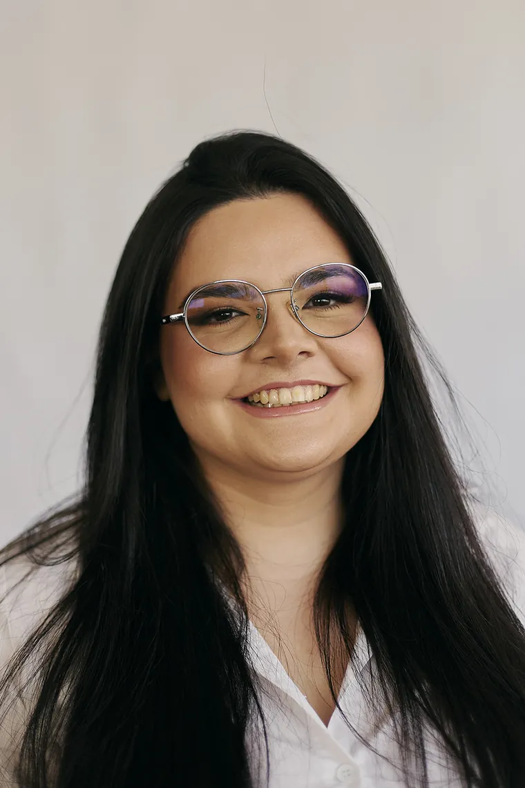 Jennifer da Luz Silva sorrindo, de óculos