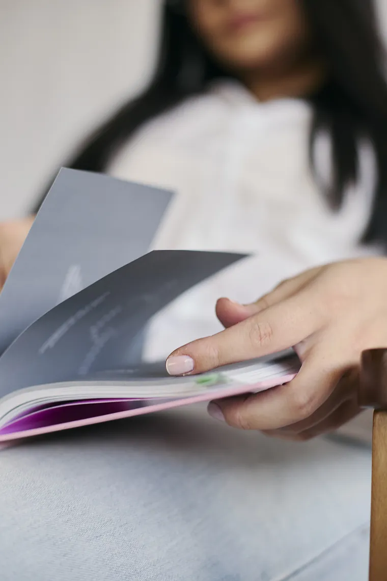Mãos folheando as páginas de um livro
